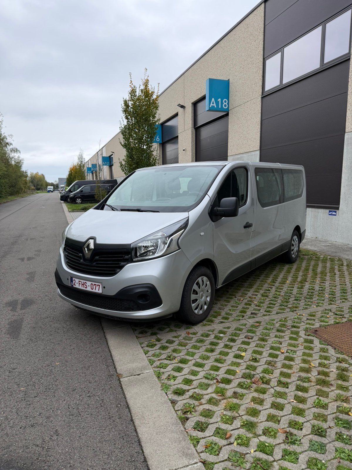 Renault Trafic 1.6 dCi 120 ch – 9 places – 2019, Zwart, 89 kW, Renault, 9 zetels