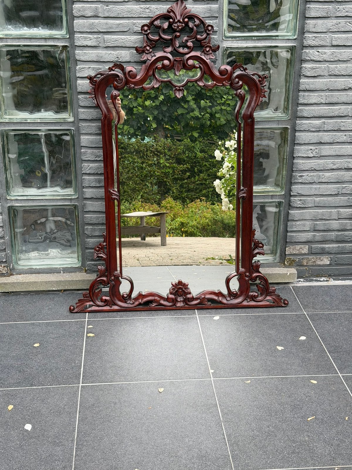 Grand miroir en bois d'acajou monté avec cadre festonné, Enlèvement