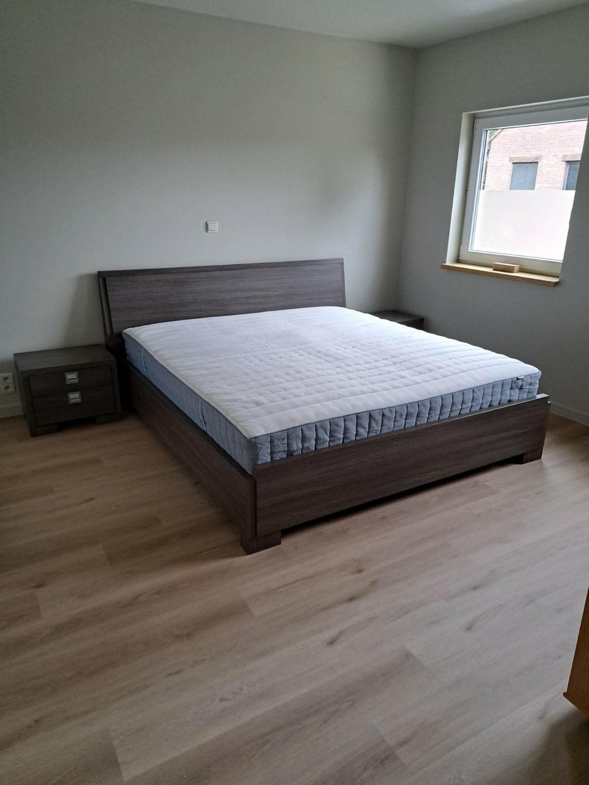 Bed frame van 1m80 plus zo goed als nieuw m met nachtkastjes, Ophalen