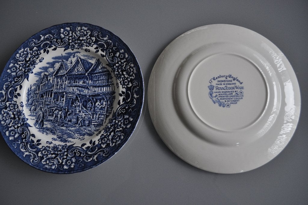 Vintage borden met opdruk van Royal Tudor ware, Ophalen