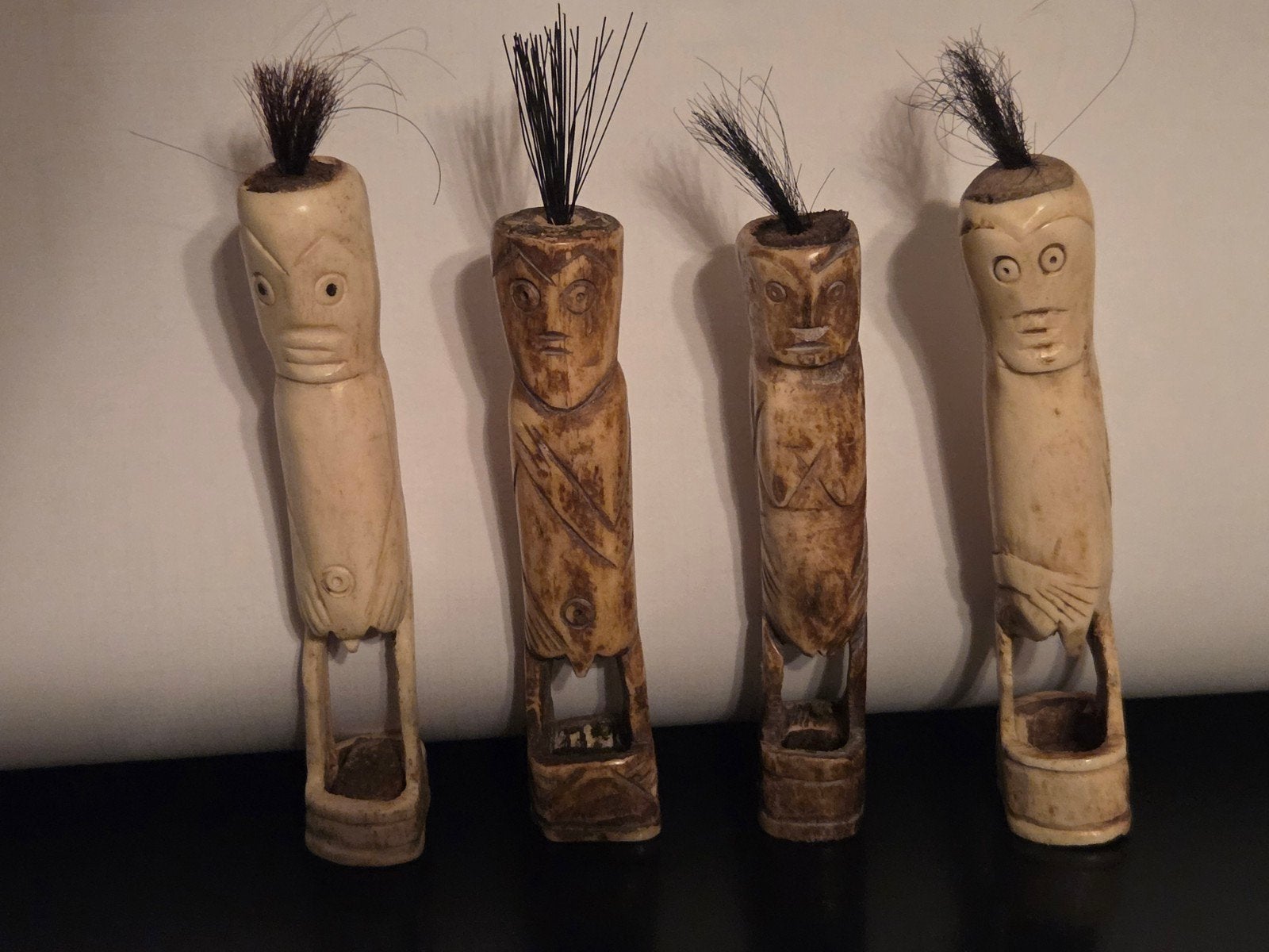 Indonesische handgesneden figuren, Ophalen