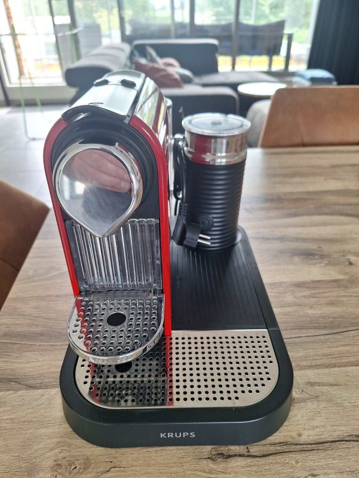 nespresso koffieapparaat met melkopschuimer, Gebruikt, Espresso apparaat, Ophalen of Verzenden, 2 tot 4 kopjes