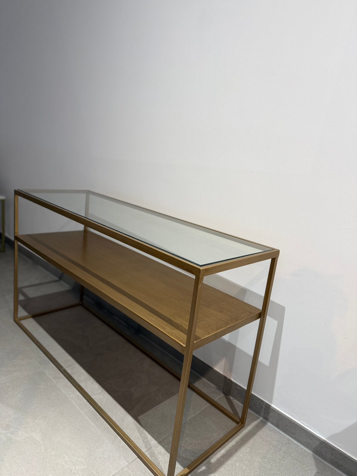 Te koop goude glazen sidetable, Huis en Inrichting, 100 tot 150 cm, Ophalen of Verzenden, Zo goed als nieuw, Glas