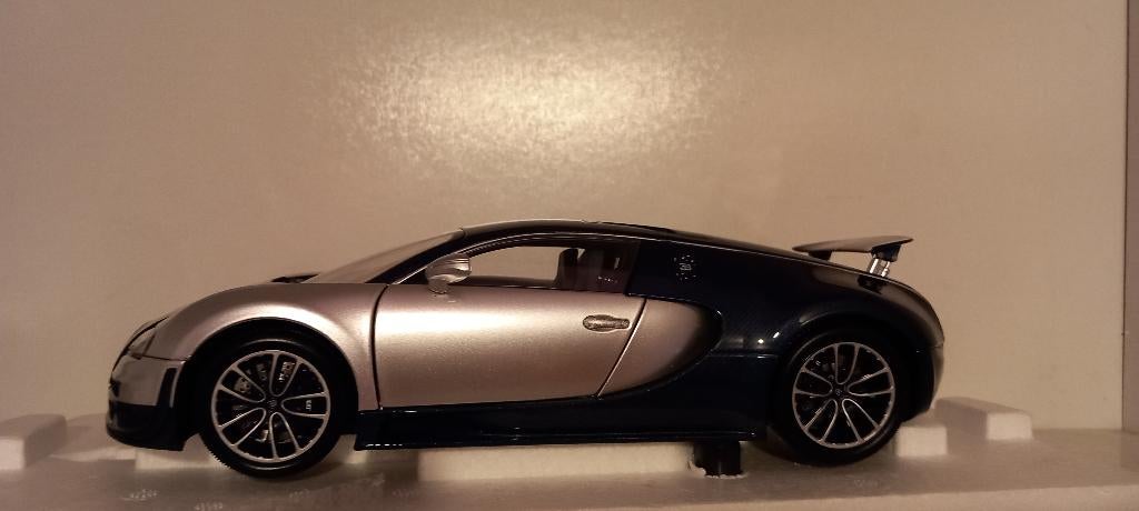 1/18 Bugatti Veyron Supersport Tinted Carbon 2011 Minichamps, Ophalen, Nieuw, Auto, MiniChamps