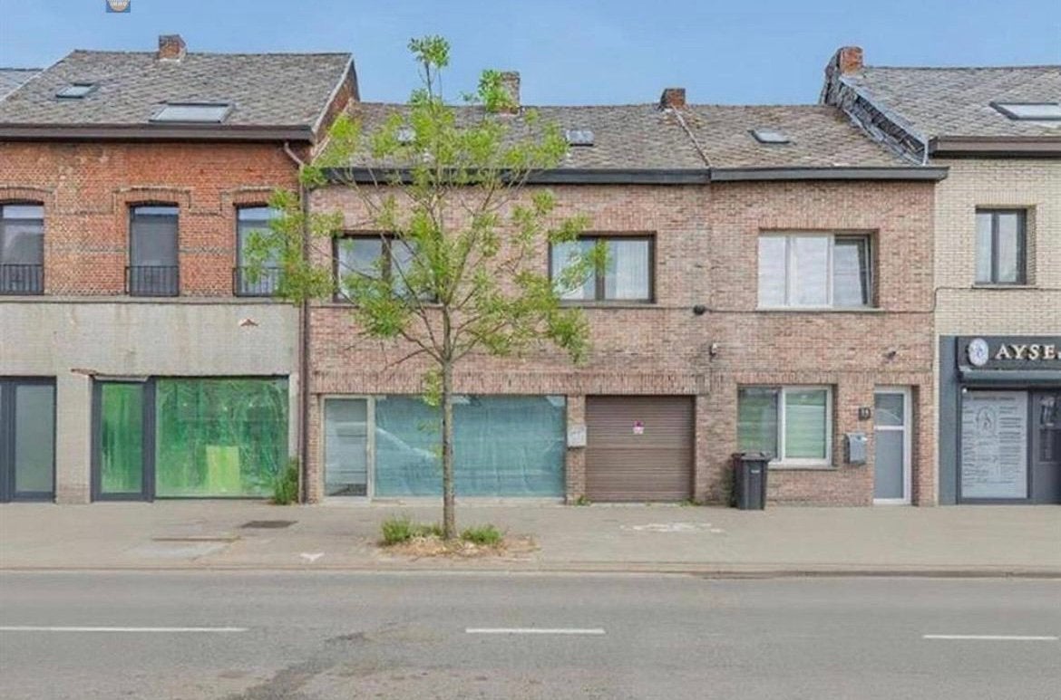 Uit de hand: Woning met handelspand en magazijn., Provincie Antwerpen, 200 tot 500 m²