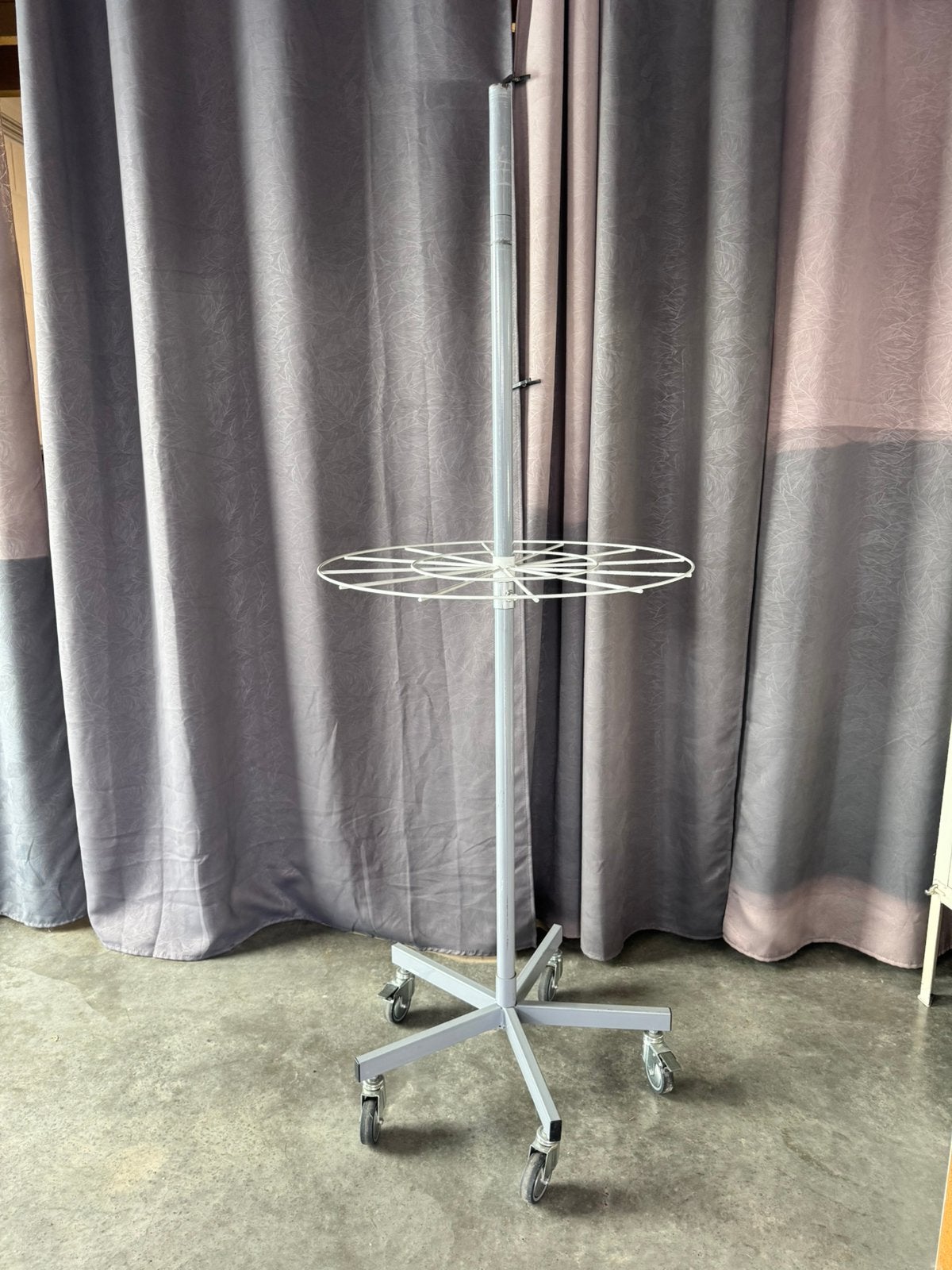 Porte-vêtements rond en métal sur roulettes - réglable, Enlèvement, Avec roues, Utilisé