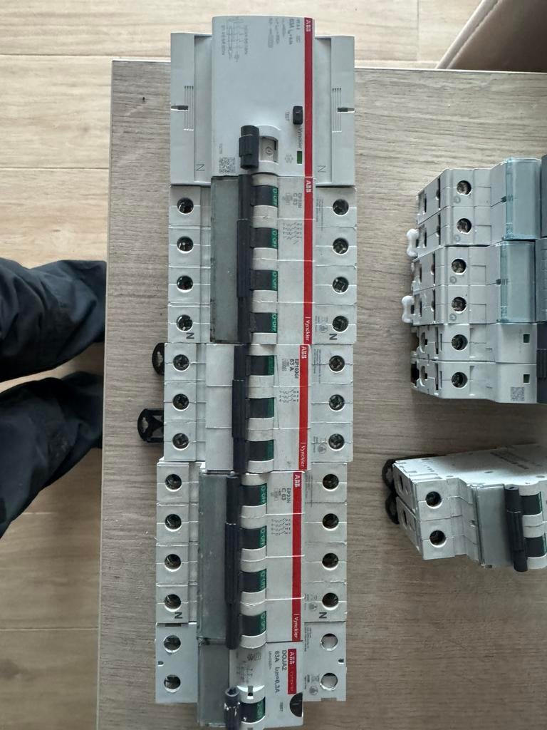 Dijoncteur ABB et Hager, Bricolage & Construction, Électricité & Câbles, Comme neuf, Enlèvement ou Envoi