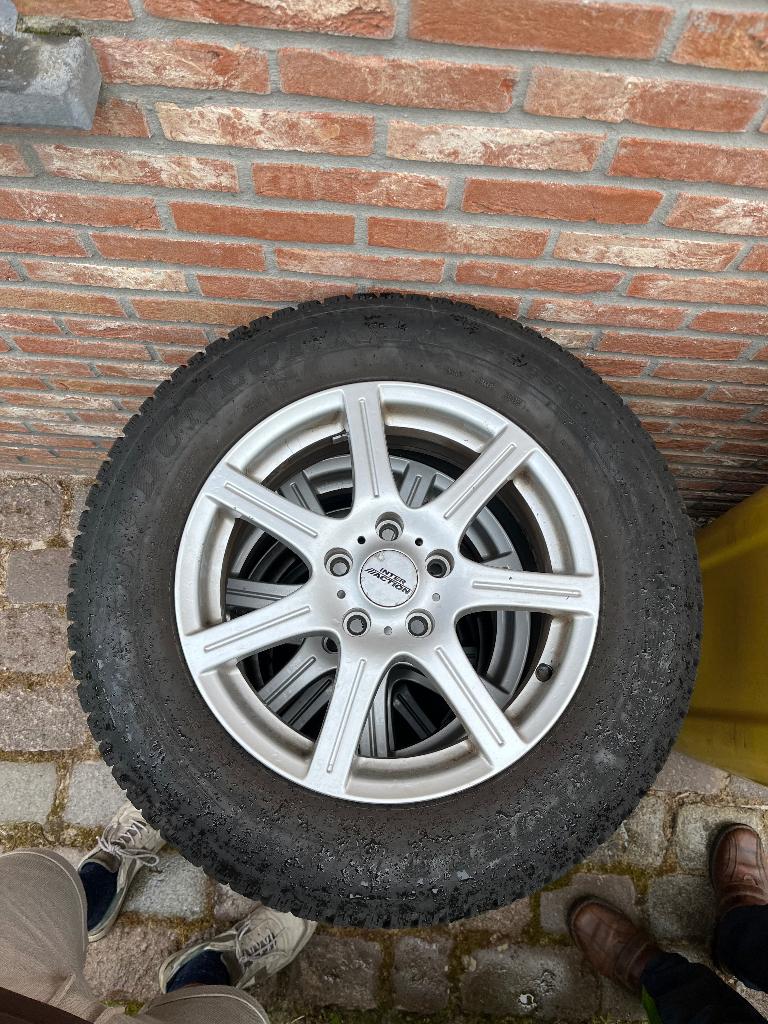 Winterbanden Dunlop op velg 215/65R16, Ophalen, 16 inch, Banden en Velgen, Winterbanden