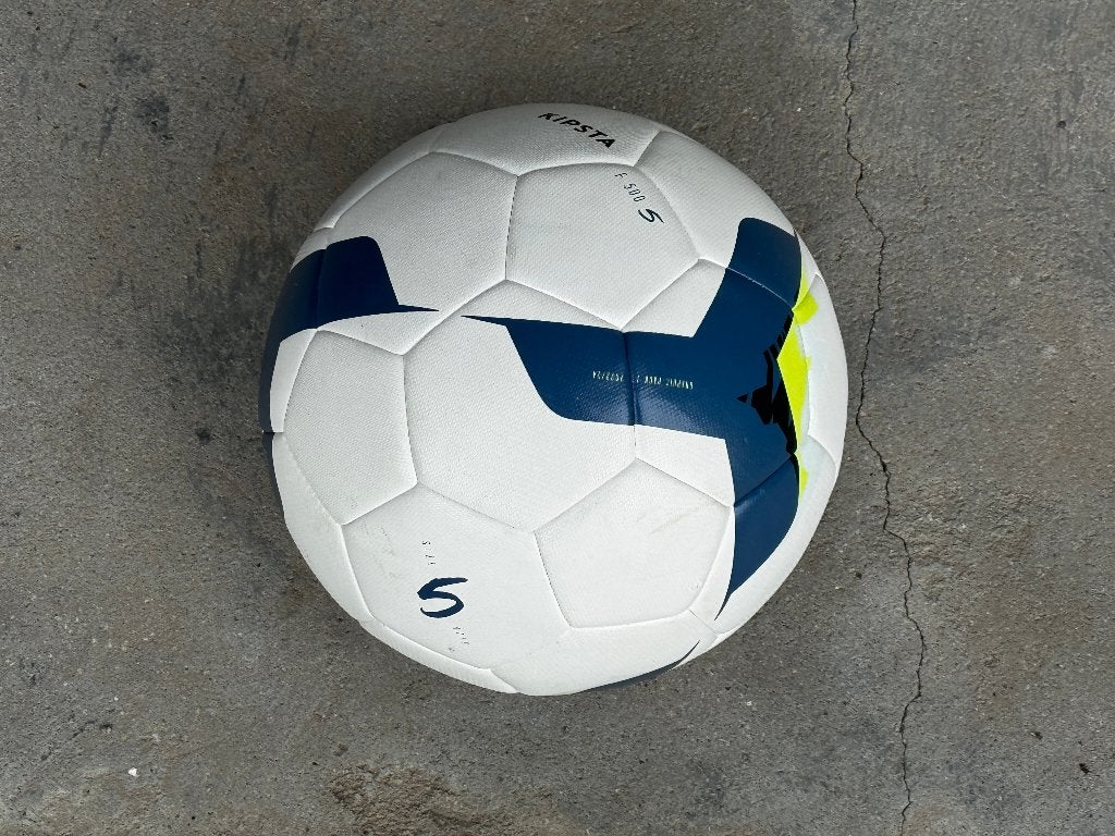DECATHLON KIPSTA WIZZY Ballon de foottball taille 5 ENFANTS, Sports & Fitness, Enlèvement ou Envoi, Comme neuf, Ballon