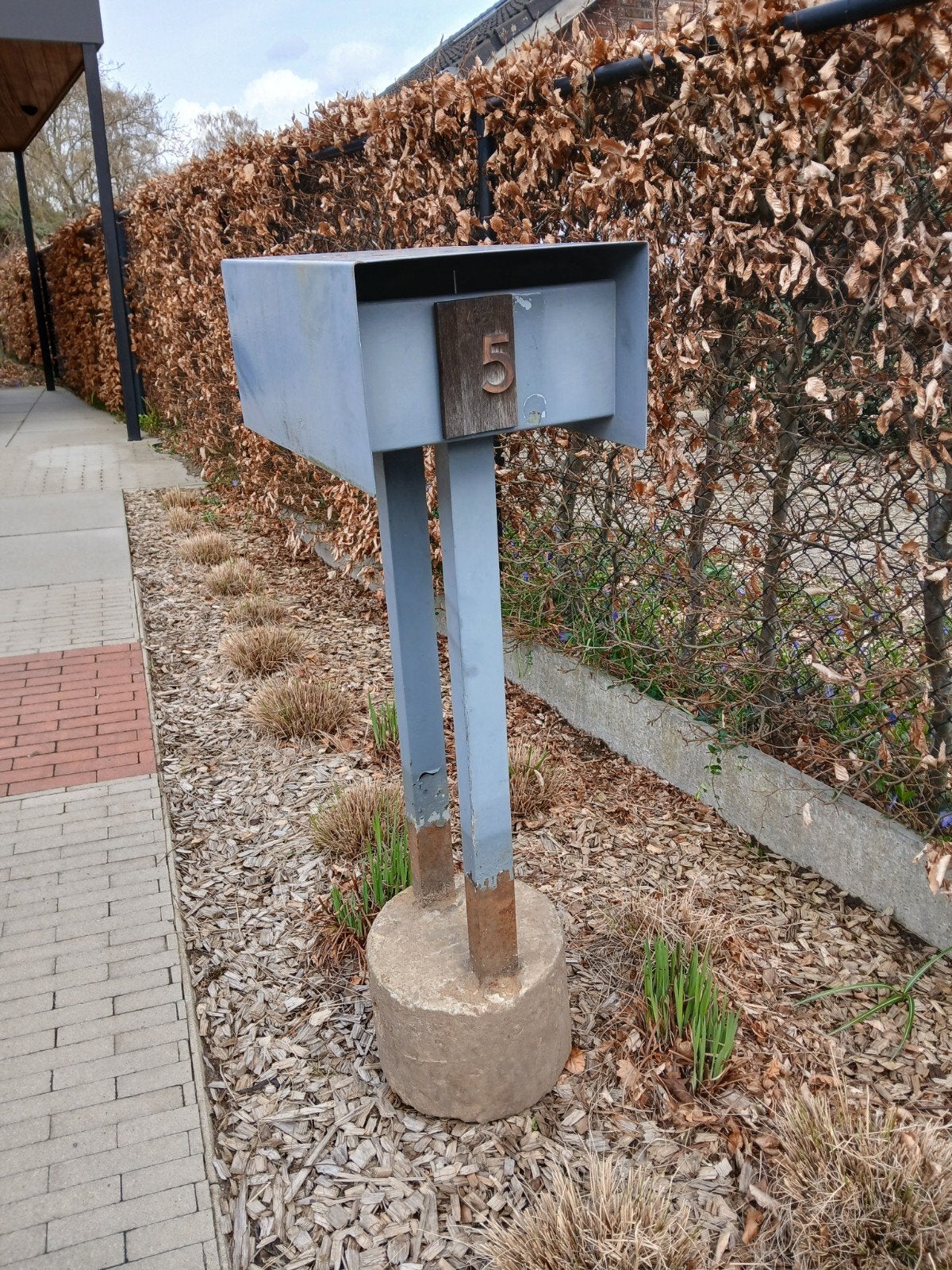 Metalen brievenbus, Ophalen