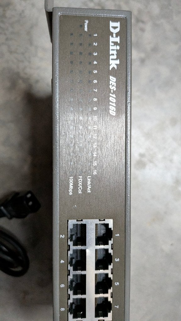 Ethernet hun d-link 10160 met 16 fiches, Computers en Software, Netwerk switches, Ophalen, Zo goed als nieuw
