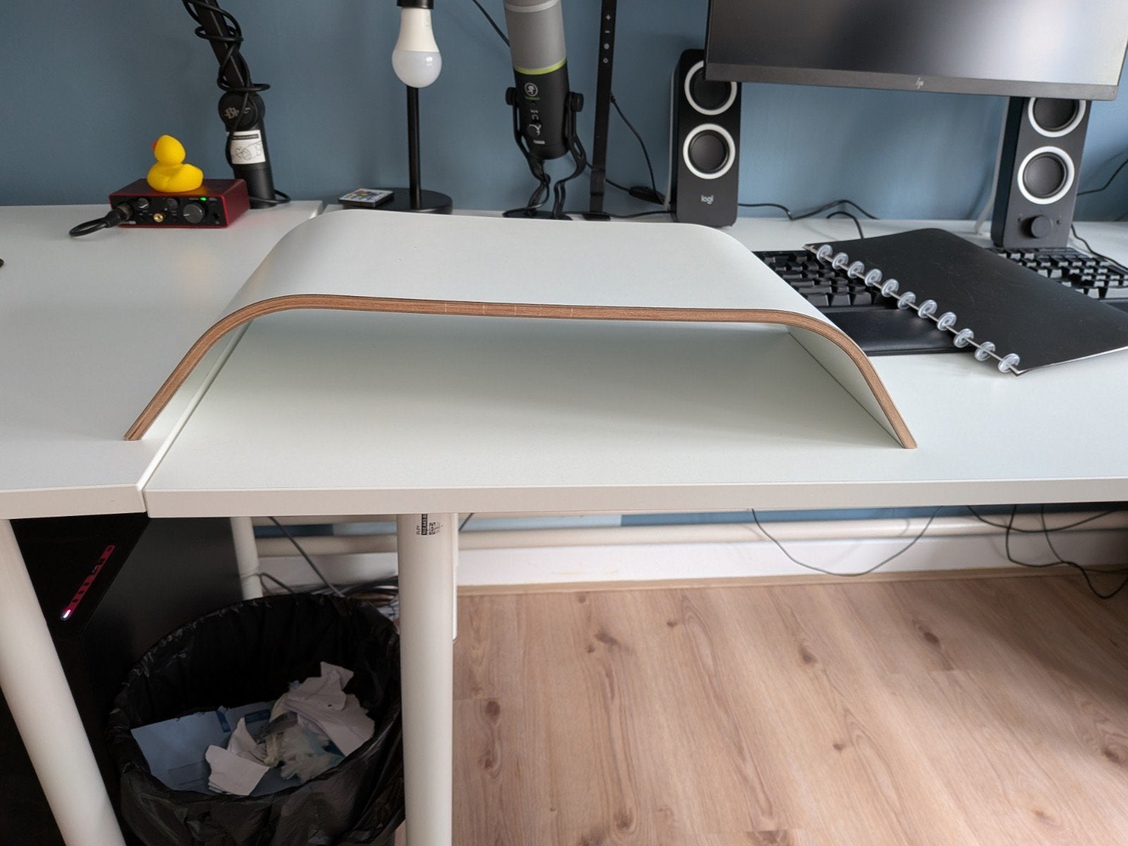 Ikea monitor standaard, Huis en Inrichting, Ophalen, Hout, Zo goed als nieuw, IKEA