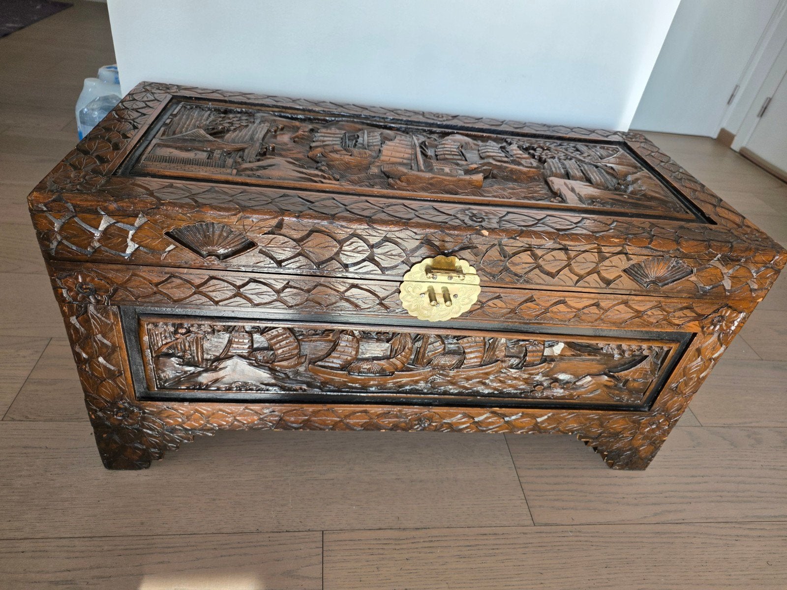 Camphor Wood Chest/ kamferhout, Huis en Inrichting, Woonaccessoires | Kisten, Ophalen