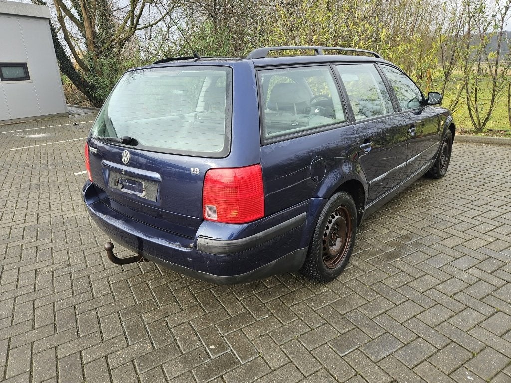 Volkswagen Passat 1.8I  184.790 KM  TREKHAAK, Voorwielaandrijving, Stof, 1789 cc, Zwart