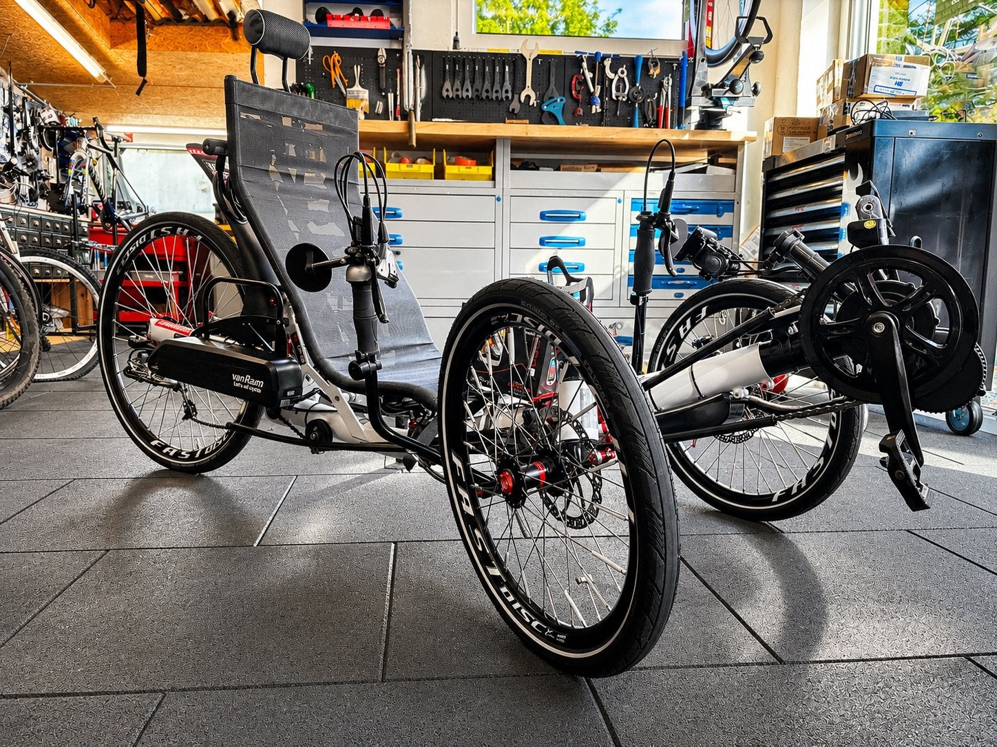 AZUB Ti-FLY – ’s Werelds meest geavanceerde trike-ligfiets, Fietsen en Brommers, Ophalen, Zo goed als nieuw