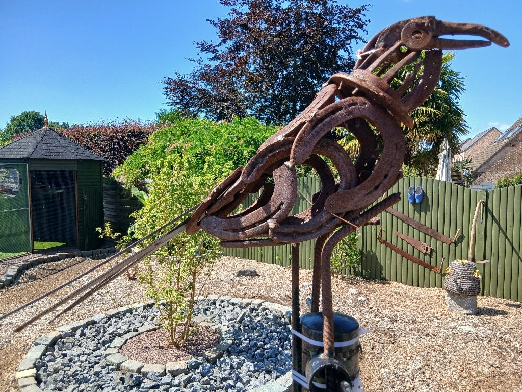 tuinbeeld & grote hoefijzeren vogel op metalen statief, Enlèvement, Comme neuf, Métal, Animal