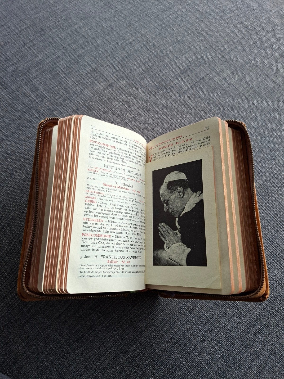 dagmissaal 1957 (Brepols Turnhout) in lederen etui met rits, Antiek en Kunst, Ophalen of Verzenden