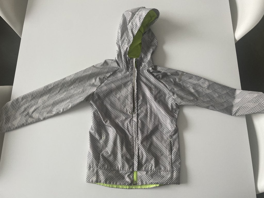 Grijs sportregenjas maat 116, Kinderen en Baby's, Ophalen of Verzenden, Zo goed als nieuw, DECATHLON., Jongen