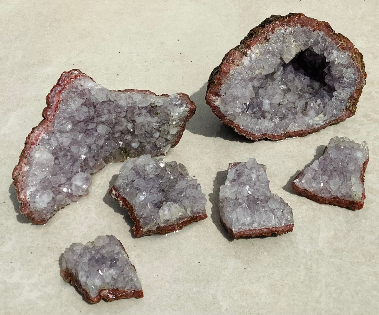 Amethist paarse kwarts, geode structuur met kristallen, Ophalen of Verzenden, Mineraal