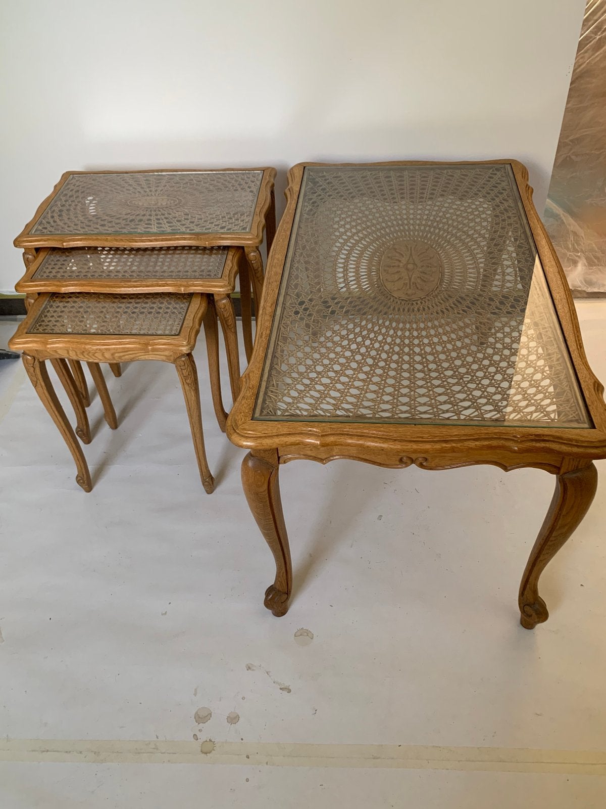 Table basse vintage + 3 tables gigognes — parfait état, Enlèvement, Utilisé, Chêne, Vintage