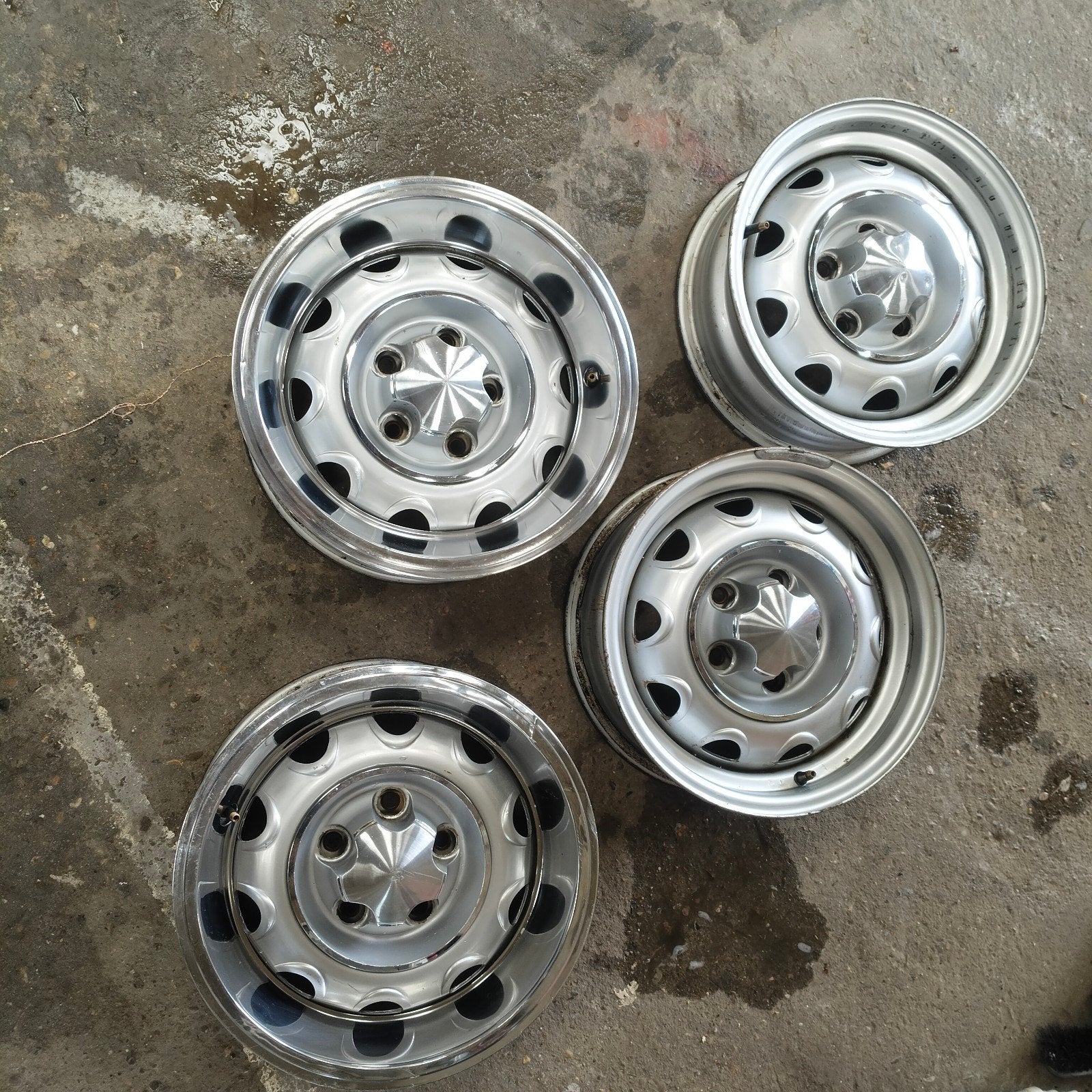 Mopar rallye Wheels 15" 5*4,5 steek incl ringen., Ophalen