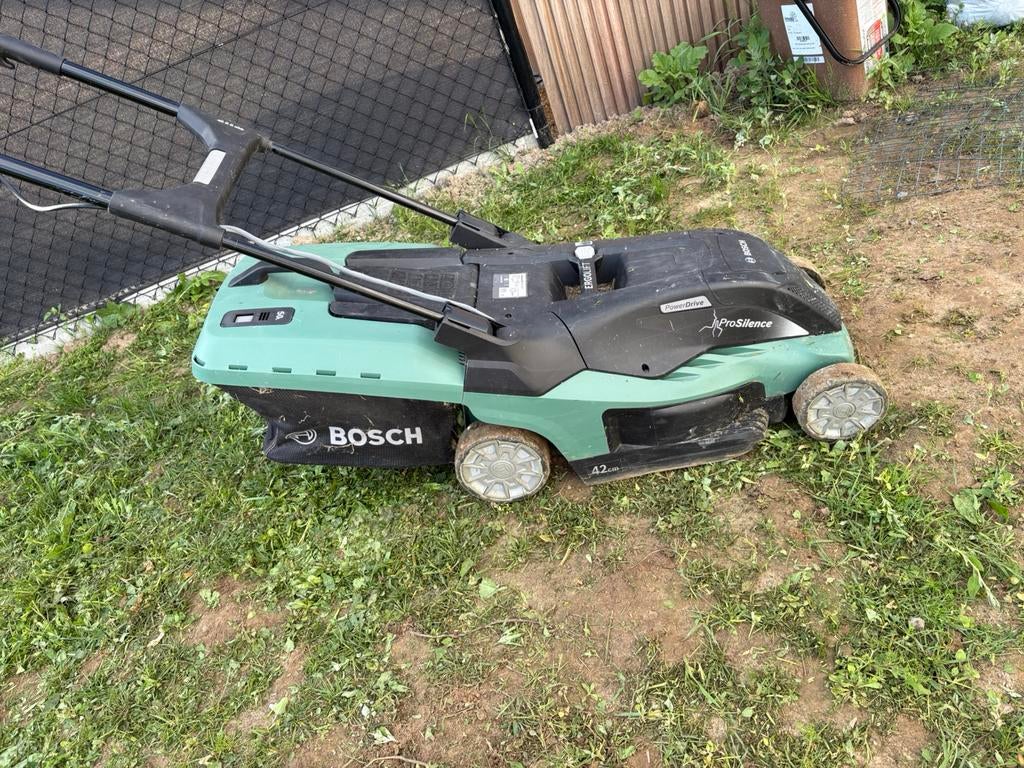 Tondeuse à gazon Bosch à un prix avantageux !, Tondeuse rotative, Enlèvement, Tondeuses à gazon électriques, Bac de ramassage