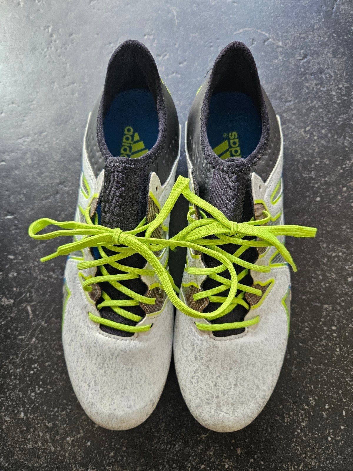 Adidas voetbalschoenen., Ophalen