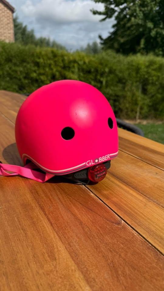 Kinderhelm Globber (tot 7jaar) + plastic helm bescherming, Ophalen, Zo goed als nieuw, Meisje, Globber