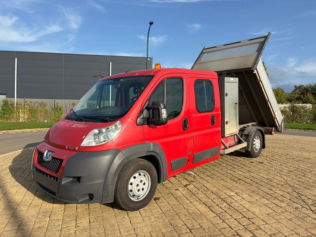 Peugeot Boxer 3.0 177cv / L4 benne basculante / 7024,8€ htva, Autos, Camionnettes & Utilitaires, Rouge, Euro 5, Achat, 2700 kg