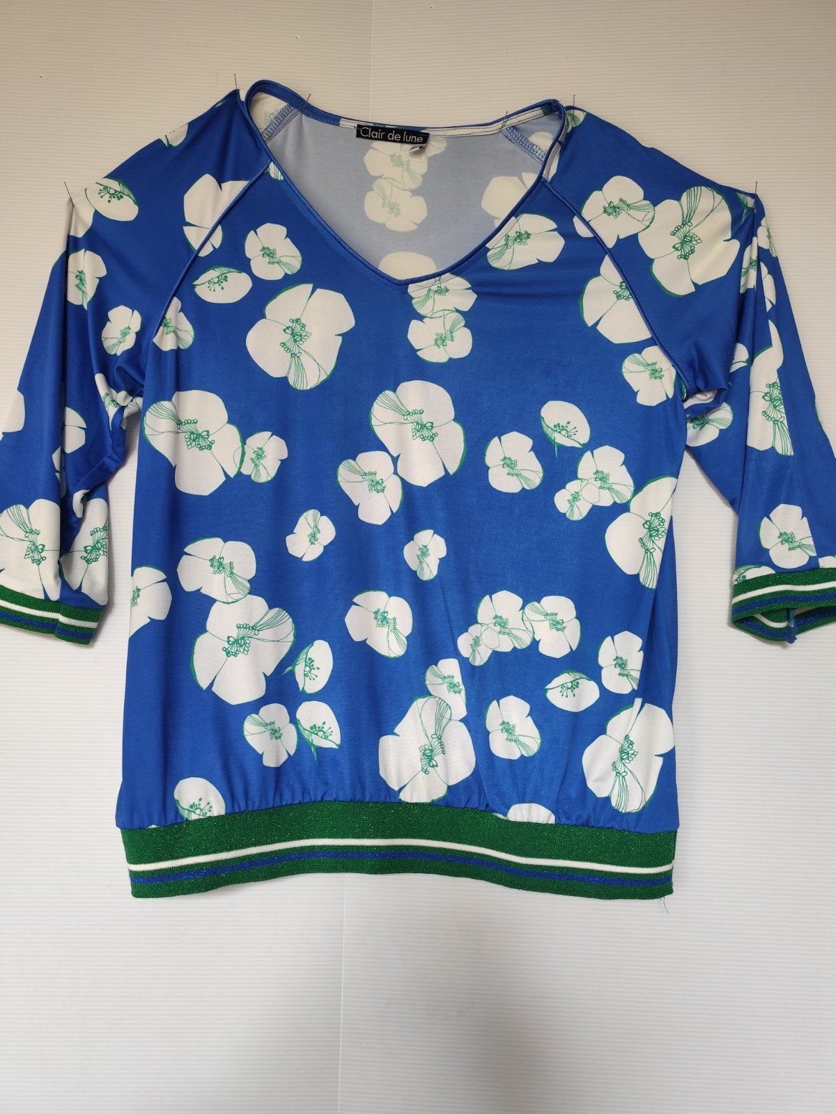 Blauw, witte bloes afgewerkt met tricot en raglan mouwen., Ophalen, Blauw