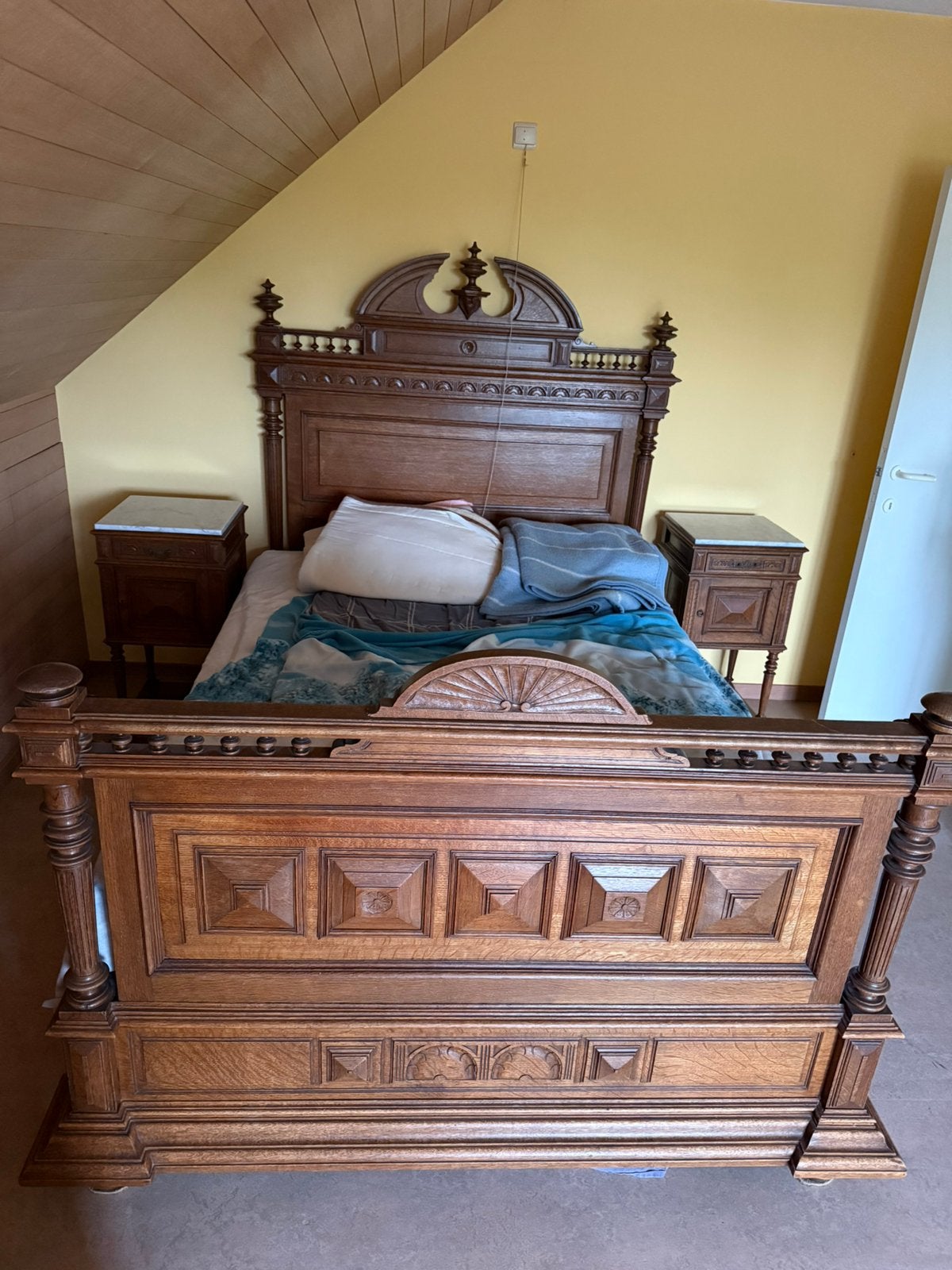 Antieke slaapkamer, Ophalen