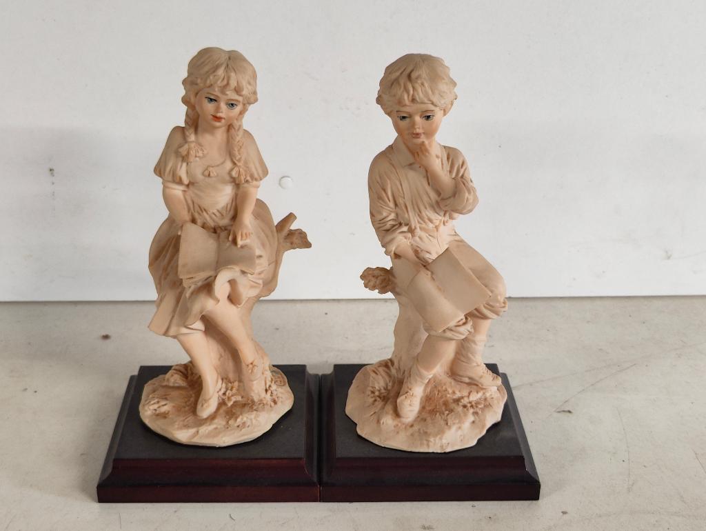 Lezende man & vrouw (boekensteun) in biscuit - Gesigneerd, Antiek en Kunst, Antiek | Keramiek en Aardewerk, Ophalen of Verzenden