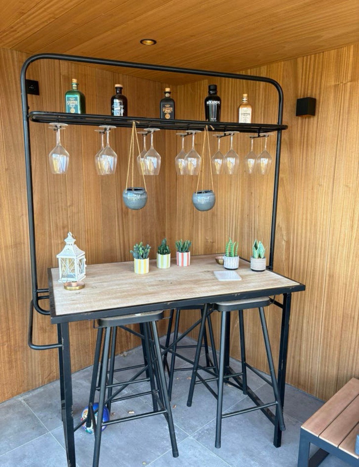 Industriële bar / bartafel met glazenrek, Huis en Inrichting, Ophalen, Zo goed als nieuw