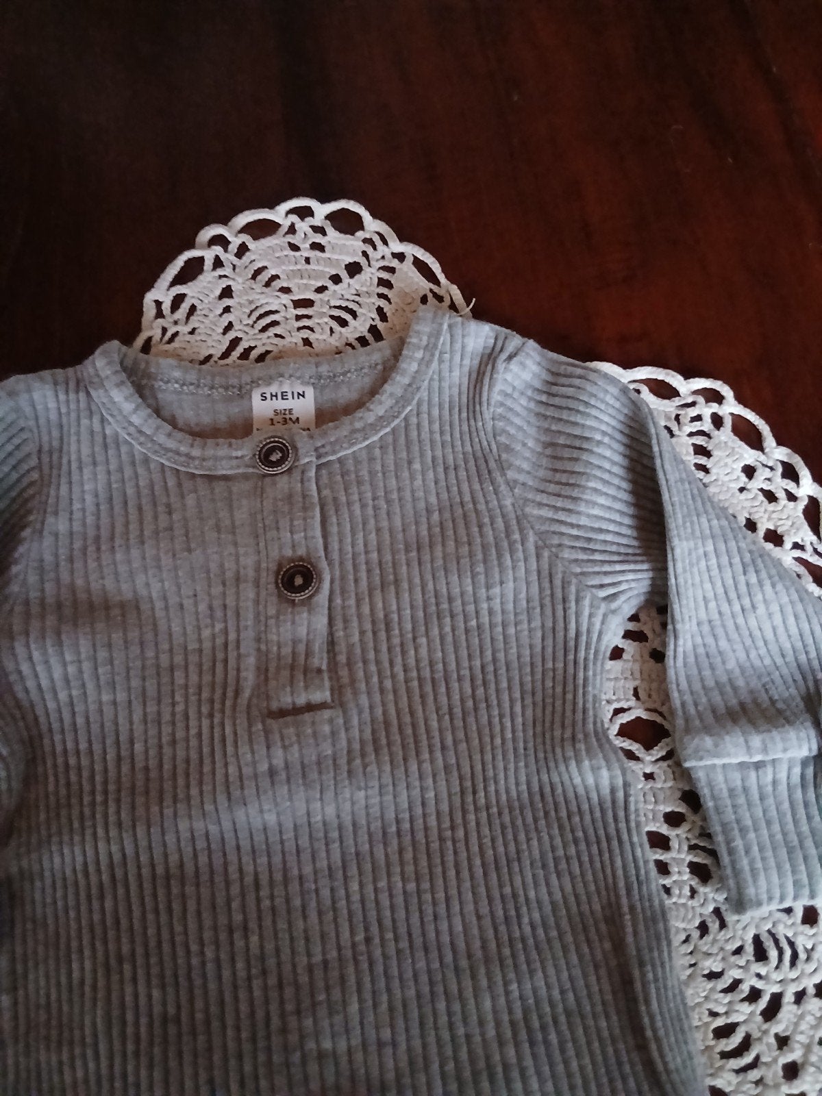 Grijze geribde romper / jumpsuit SHEIN – Maat 56 (1-3 m), Kinderen en Baby's, Ophalen of Verzenden