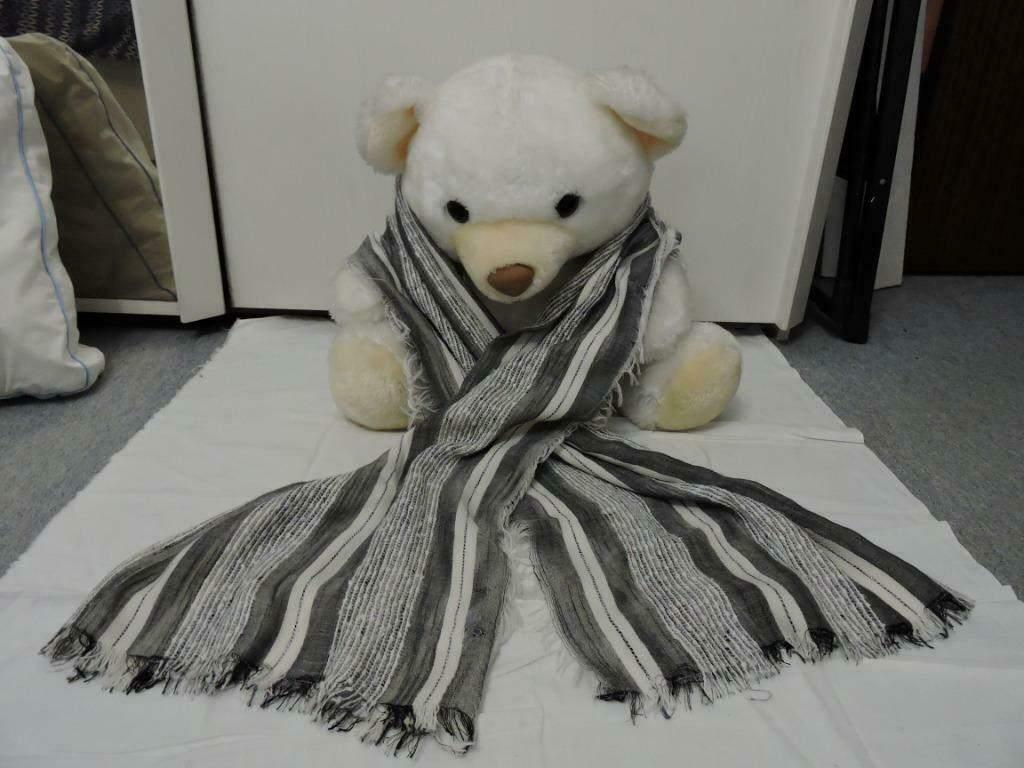ELEGANT Joli foulard ( / écharpe ) ligné blanc et gris NEUF, Enlèvement ou Envoi, Neuf, Écharpe