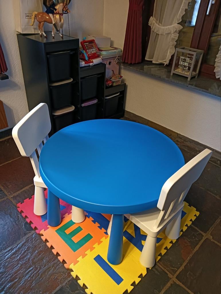Kinder tafel en 2 stoelen zeer goede staat np was 120€, Hobby en Vrije tijd, Ophalen
