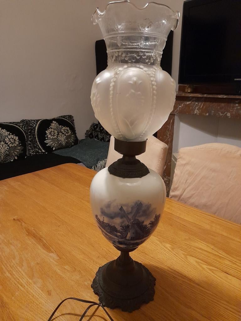 Vintage decoratieve tafellamp in klassieke stijl., Antiek en Kunst, Antiek | Verlichting, Ophalen of Verzenden