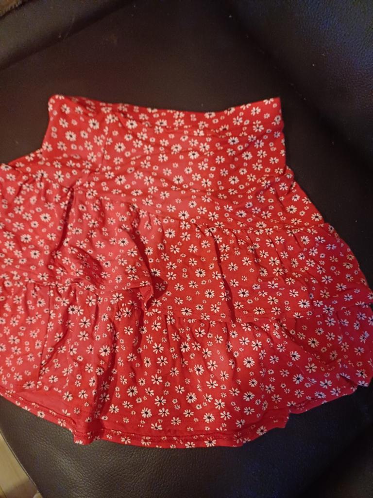 Kiabi rokje rood/bloemetjes 10j, Kinderen en Baby's, Kinderkleding | Maat 140, Ophalen of Verzenden