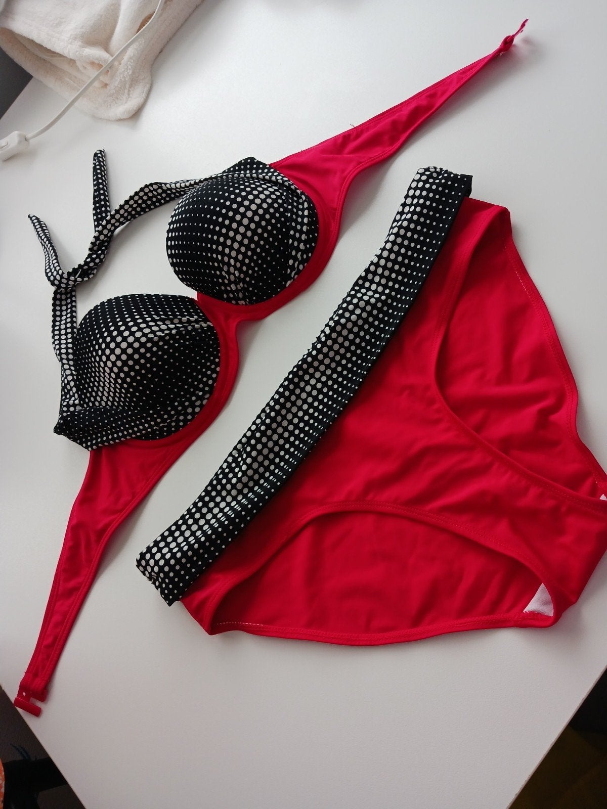 Rode bikini net als nieuw te koop. M 42, Vêtements | Femmes, Enlèvement, Comme neuf, Bikini