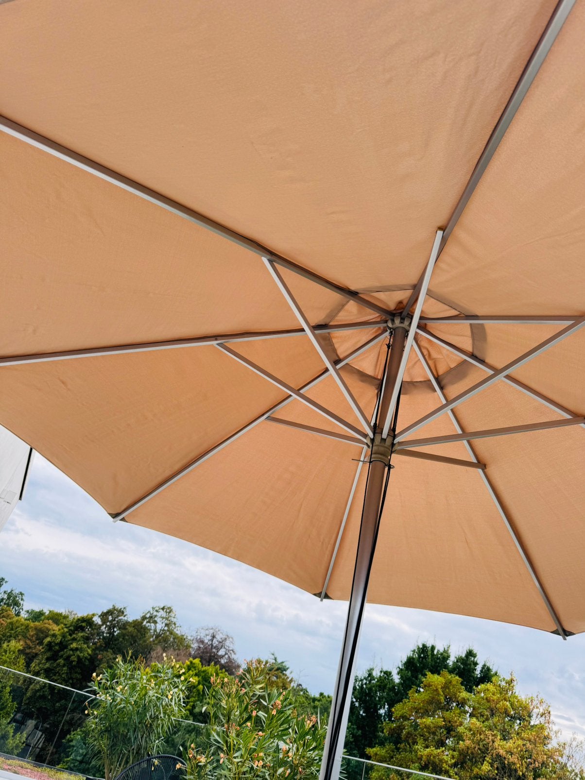 kwaliteitsvolle terrasparasol van 3 meter in beige kleur., Jardin & Terrasse, Parasols, Enlèvement, Comme neuf, Base de parasol