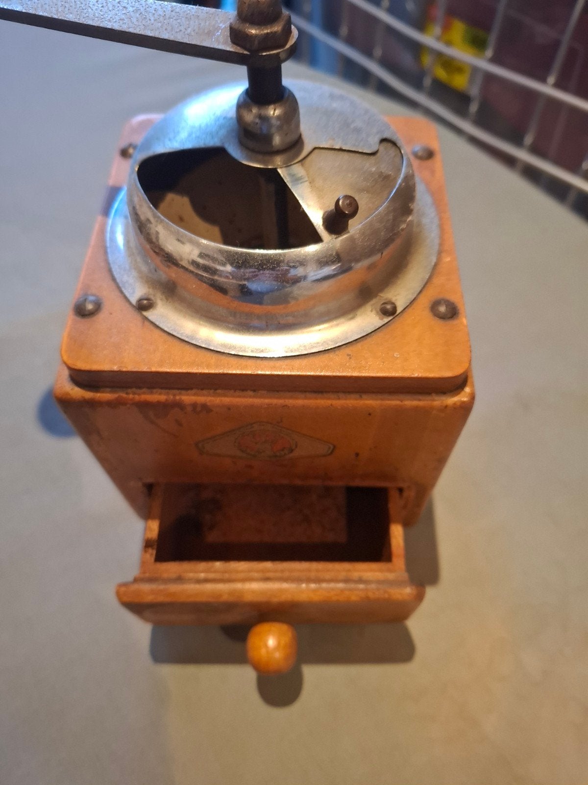 oude koffie molen, Enlèvement