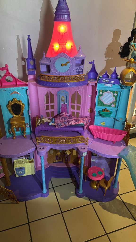 Disney Poppenhuis met Disney prinsessen en toebehoren 1.20m, Kinderen en Baby's, Ophalen, Nieuw, Poppenhuis