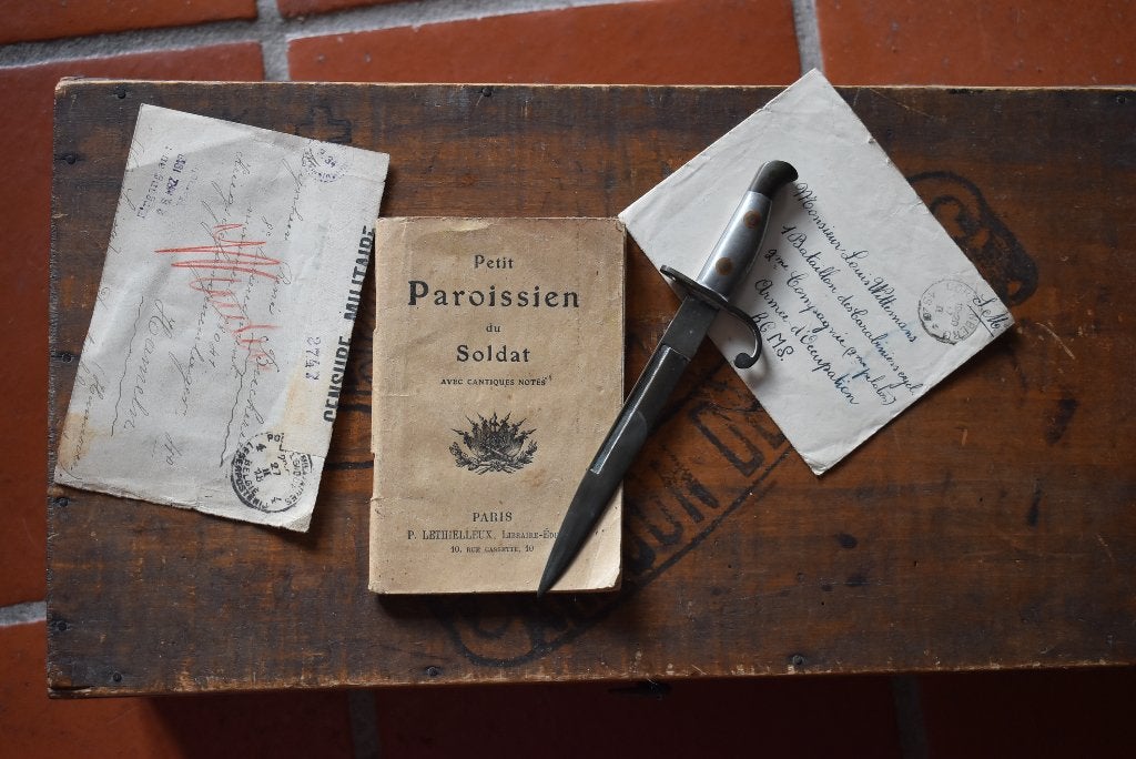 Origineel lot uit de Eerste Wereldoorlog, Verzamelen, Militaria | Algemeen, Verzenden, Landmacht, Helm of Baret