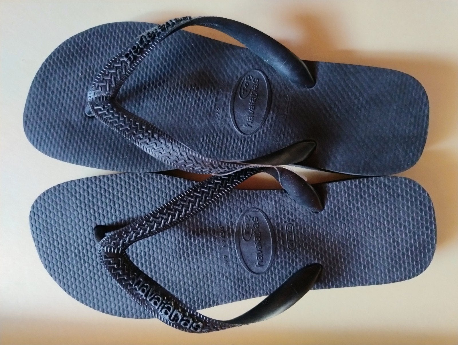 Nieuwe zwarte HAVAIANAS teenslippers maat 41-42, Enlèvement ou Envoi