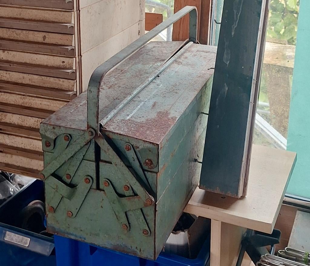 Metalen werkbak, Ophalen