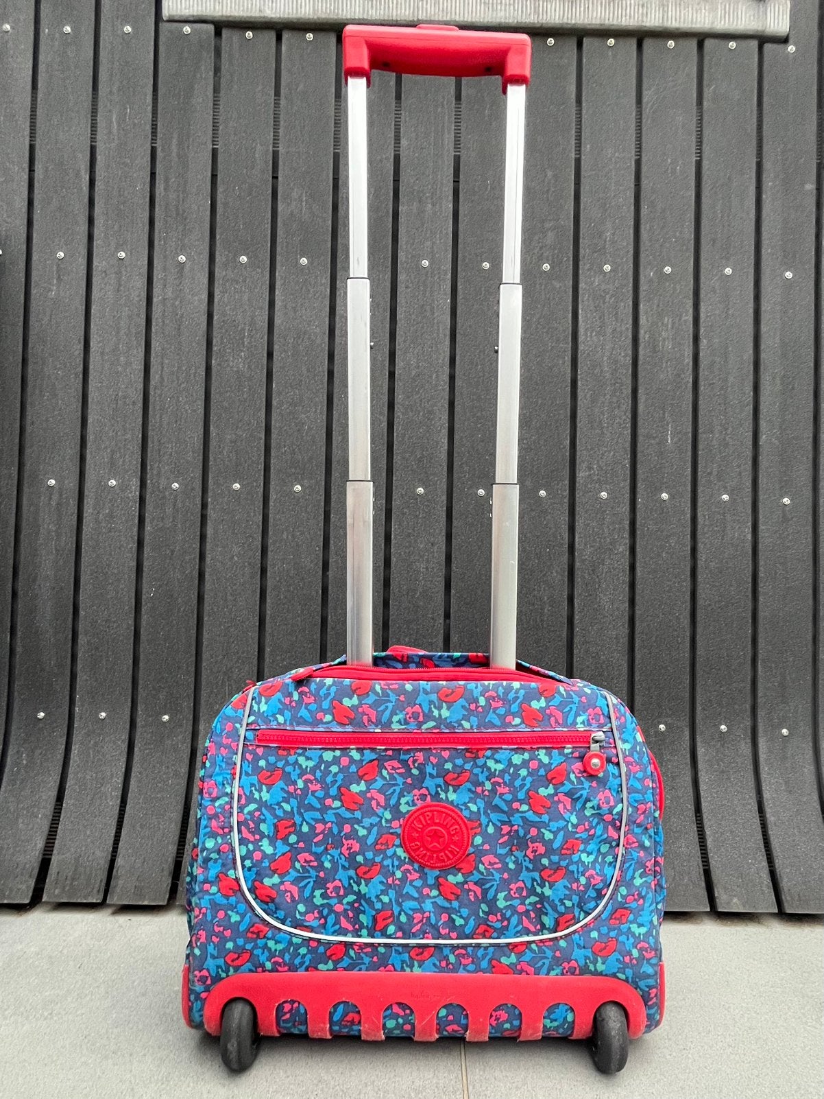 Kipling boekentas / trolley – blauw met rode roosjes, Bijoux, Sacs & Beauté, Sacs | Cartables, 30 à 40 cm, 30 à 40 cm, Enlèvement