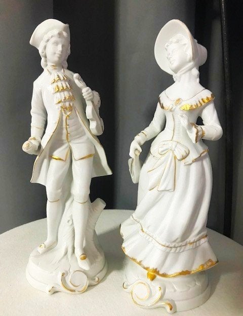Couple romantique décor du 18e siècle porcelaine dorée😍✨, Antiquités & Art, Statue, Enlèvement ou Envoi, Scène, Autres matériaux