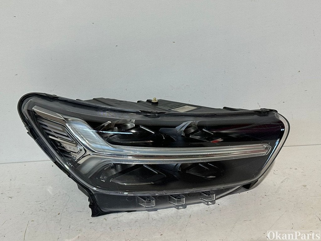 Volvo XC40 LED rechter koplamp rechts 32133578, Gebruikt