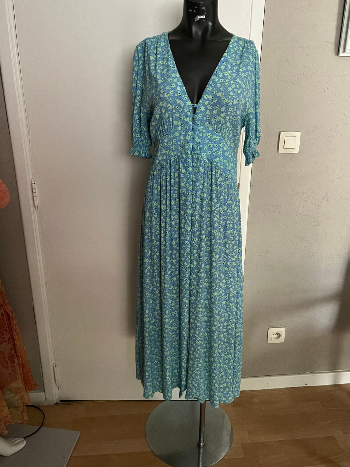 Jurk in NIEUWSTAAT gedeeltelijk open rug M, Kleding | Dames, Ophalen of Verzenden, Zo goed als nieuw, Maat 38/40 (M)