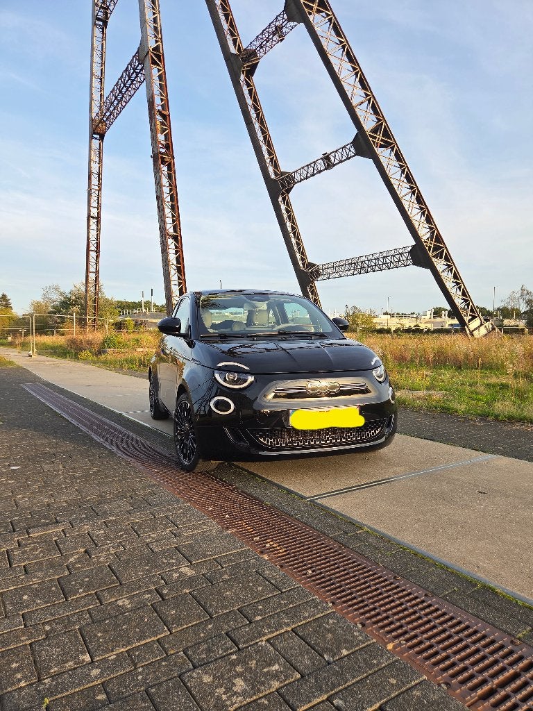 Te koop - Fiat 500e La Prima 3+1 – 42 kWh – 118 pk, Auto's, 118 cc, Beige, Zwart, Elektrisch